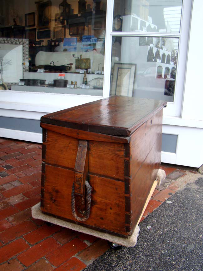 An antique double canted American sailors' sea chest with ropework beckets circa 1790-1825 — image 3
